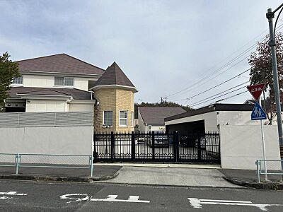 外観：約182坪の広々とした敷地にたつ中古戸建です。