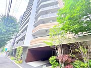 リビングはバルコニーの窓から明るい光が差し込み快適に過ごせます！