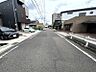 外観：前面道路はゆとりがあり、走行・駐車しやすいです！