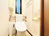 トイレ：壁にちょっとした収納スペースがあるためトイレットペーパーなどをしまっておけます！