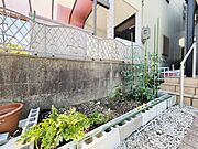 ちょっとしたお庭がついており家庭菜園などを楽しめます！