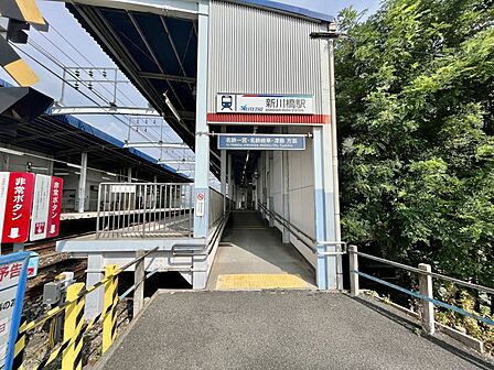 新川橋駅まで 925m 徒歩約12分●6両編成対応の相対式2面2線ホームを有する地上駅で、駅集中管理システム導入駅。ホーム上にモニターテレビが設置されています。