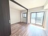 リビング/ダイニング：日当たり良好なLDKと洋室は、扉を開けて大きな一部屋としても使っていただけます◎
