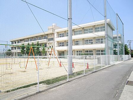丸亀市立城南小学校まで約800m、徒歩約11分です。