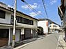 外観：前面道路を含む外観