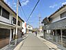 外観：前面道路を含む外観