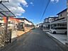 外観：前面道路を含む外観