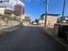 外観：前面道路を含む外観
