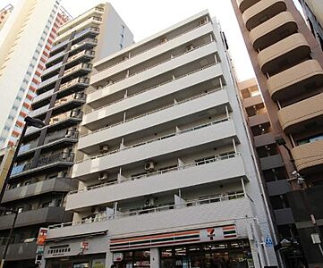 外観：8階建て7階北東向き住戸　大切なペットと一緒に暮らせます　1階にコンビニ・郵便局あり　新規内装リノベーション　安心のアフターサービス保証付　