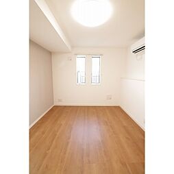 ワールドレジデンス 205 2階1LDKのリビング/ダイニング