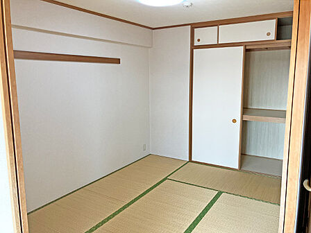 廊下とリビングの2方向につながる和室です!