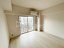 ART APARTMENT IN Ootaka-no-Mori 2階ワンルームのリビング/ダイニング