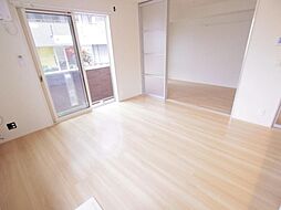 グリーンゲイブルズ 2階1LDKのリビング/ダイニング