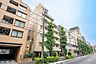 外観：外壁タイル貼り。上品な佇まいのマンションです。