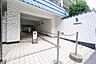 エントランス：緑が映える、堂々としたエントランス。