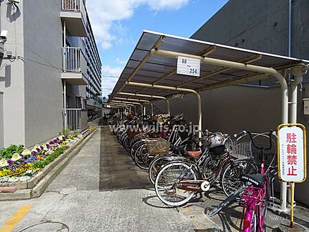 自転車置場はサイクルポート付きのため、自転車が雨晒しになりません。平坦地のため、自転車での移動もスムーズ！最新の空き状況につきましてはお問い合わせください。