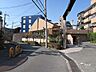 外観：南側前面道路とマンション建物一部。イオンモール茨木徒歩12分！コンビニ、ドラッグストアが徒歩6分！