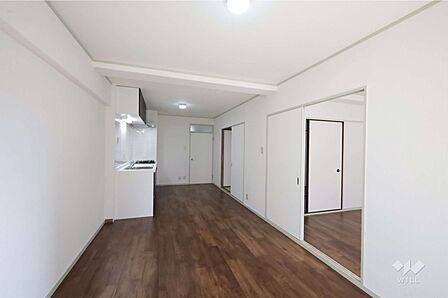 LDK12帖［2026年3月17日撮影］個室2室はLDKと隣接しており、家族と顔を合わせる機会が増えます！引き戸につき省スペース！