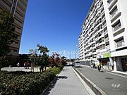 敷地南側の前面道路。複数沿線利用可能の好立地！東海道本線「茨木駅」徒歩9分、大阪モノレール本線「宇野辺駅」徒歩10分！