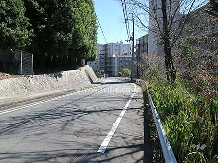 敷地北側の前面道路。周辺は集合住宅と戸建てが立ち並ぶ静かな住宅地です。買い物施設が徒歩圏内に揃っています！イオンモール茨木徒歩14分！