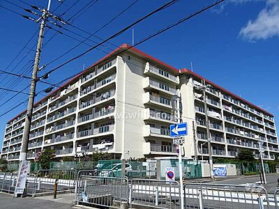 外観：第一茨木ビューハイツ(南東側から)6階部分、南向き住戸につき採光、通風良好！2025年12月室内フルリフォーム済！2024年に耐震補強工事実施済！空家につき即日内覧可能！お気軽にお問い合わせください！