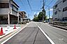 外観：物件の前面道路（側から）［2026年6月10日撮影］周辺は平坦地のため、自転車での移動もスムーズ！買い物施設回りが楽しめそうです！