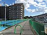 外観：敷地東側の通路。周辺は住宅や倉庫、店舗等が混在する住宅地です。田畑も多く残るのどかな雰囲気！