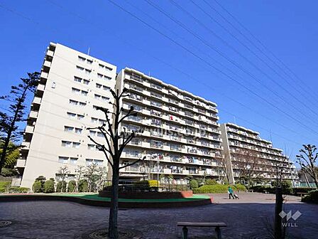 朝日プラザ千里北D棟の外観(南東側から)全室洋室仕様の3LDK!10階部分、角部屋につき採光、通風、眺望良好!バルコニーに面した明るいLDKは21帖の広さを確保!