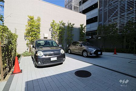 来客用駐車場。ご家族やご友人が来られた際に便利です!車でのアクセスがしやすいマンションですご利用方法等詳細につきましてはお問合せください。