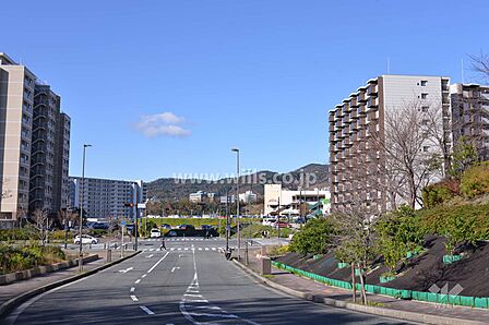 敷地の南側前面道路。大阪モノレール彩都線「彩都西駅」徒歩5分!駅周辺は商業施設が充実しています!「彩都あさぎ」バス停徒歩3分!バス乗車でJR茨木駅、阪急茨木市駅へのアクセスも可能!