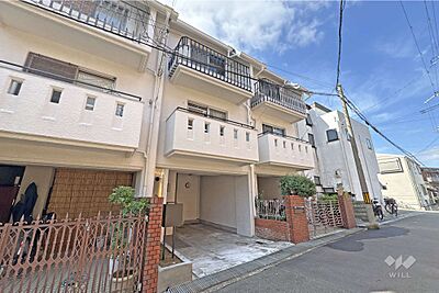 外観：物件の外観（北東側から）［2026年9月9日撮影］2026年8月室内フルリフォーム実施！全室洋室仕様の4DK。空き家につき即日内覧可能！お気軽にお問い合わせください！