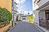 外観：物件の南側前面道路（東側から）［2023年11月29日撮影］周辺は一戸建てやハイツが並ぶ住宅地です。