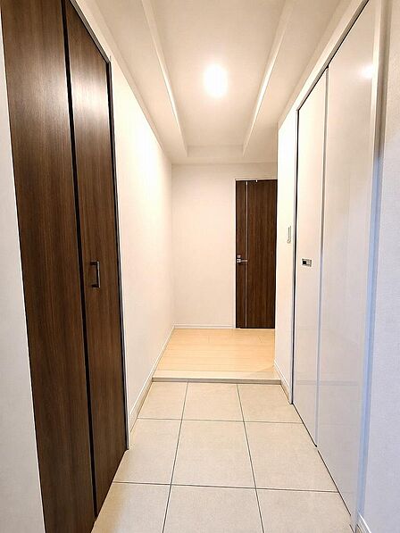 奥行きのある玄関土間 右にシューズクローク、左に収納があります ※AI加工にて家具等を消しております