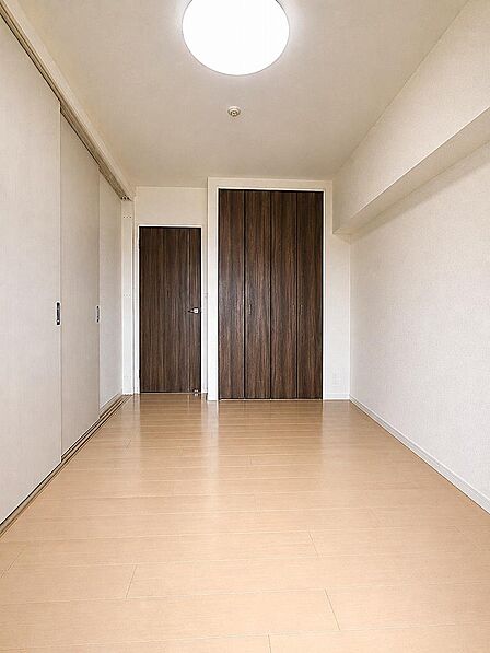 5.0帖洋室 間仕切り壁は引き戸仕様になっており、隣の洋室と併せて使用できます ※AI加工にて家具等を消しております