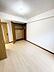 洋室：造り付け収納で余分な家具を置かなくて良いので、お部屋がすっきりして広く使えます。