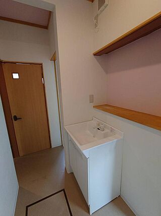 左側住居の内観...