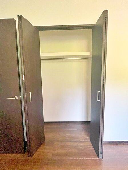 造り付け収納で余分な家具を置かなくて良いので、お部屋がすっきりして広く使えます。