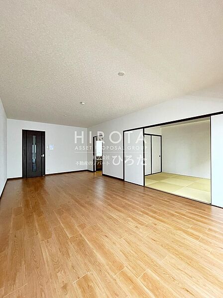 ふすまを開ければリビングと一体に。閉じれば独立した和室に。お客様の宿泊にも対応できます。