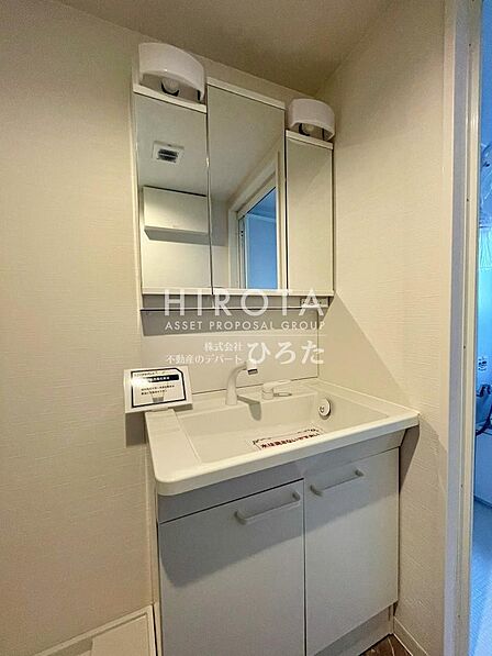 三面鏡の裏側には収納棚を確保。スキンケア用品やヘアケア用品などをすっきり整理できます。