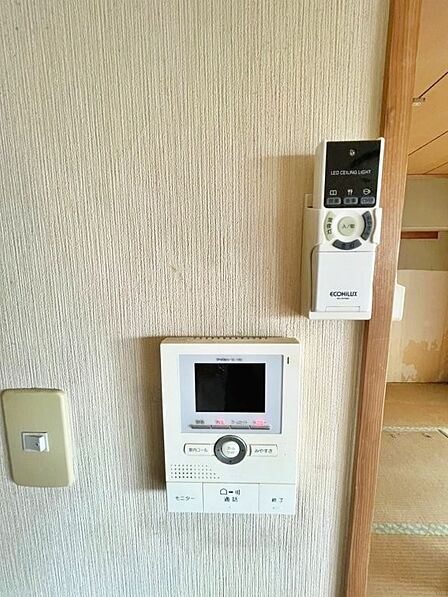 ドアを開ける前に顔を確認できるテレビドアホンは、不審者や無用なセールスの侵入を防ぐことができます。