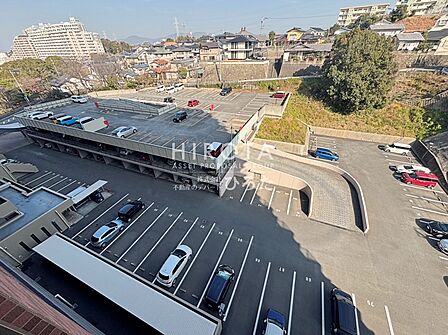 敷地内自走式駐車場空き要確認（月額２，５００円〜１５，０００円）。
