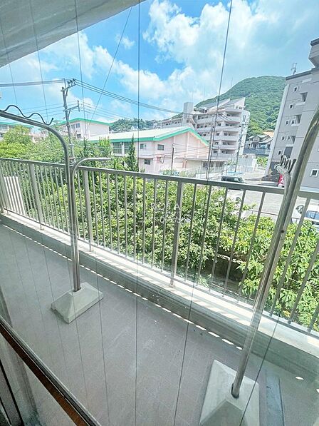 ベランダからお隣の桜ヶ丘小学校が見えます。