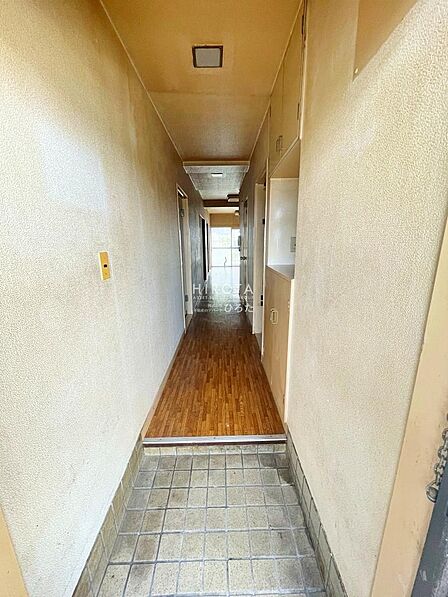 玄関から見た室内になります。