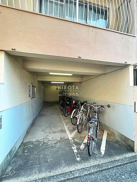駐輪場もございます。周辺に商業施設が充実しているため、自転車があればお買い物も便利です。