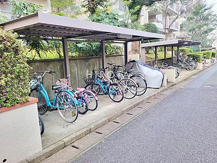 近隣に商業施設が揃っているので自転車やバイクがあれば便利です。