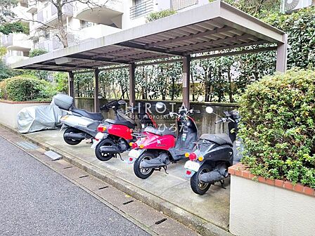 近隣に商業施設が揃っているので自転車やバイクがあれば便利です。