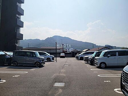 駐車場1台5,000円/月です。