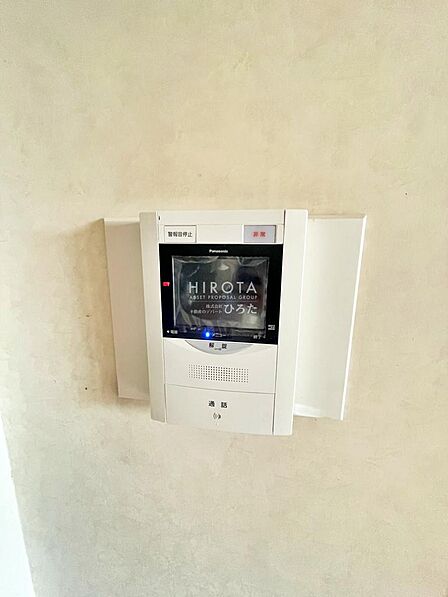 オートロックなので安心です。室内にはＴＶモニタ付きインターホンがあり来客の確認ができます。
