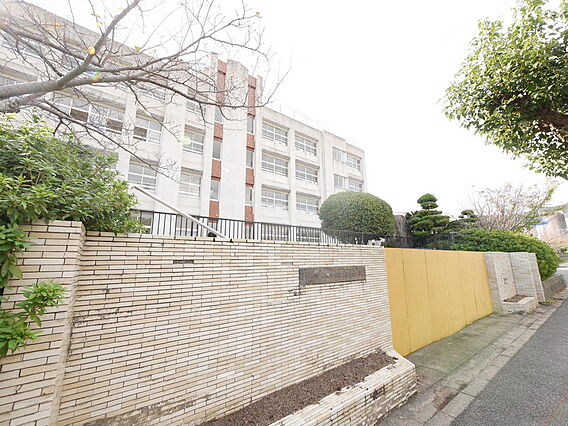 苅田町立新津中...