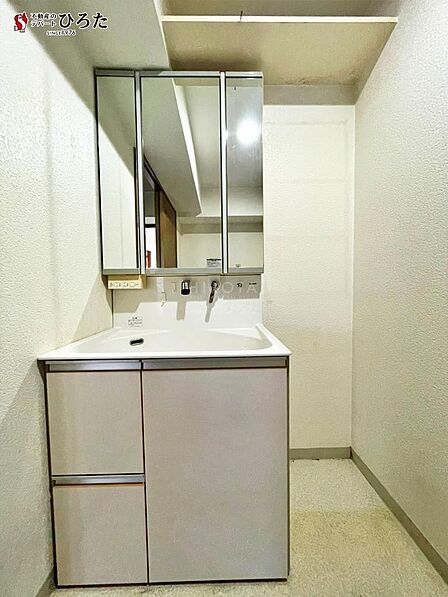 洗面化粧台のシャワーノズルは伸ばす事ができるので毎日のお手入れ楽チンです。